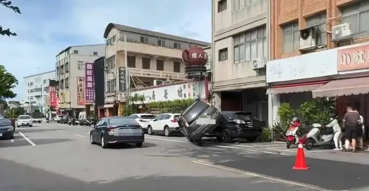 肇事駕駛聲稱當時打噴嚏才會造成車子失控。民眾提供