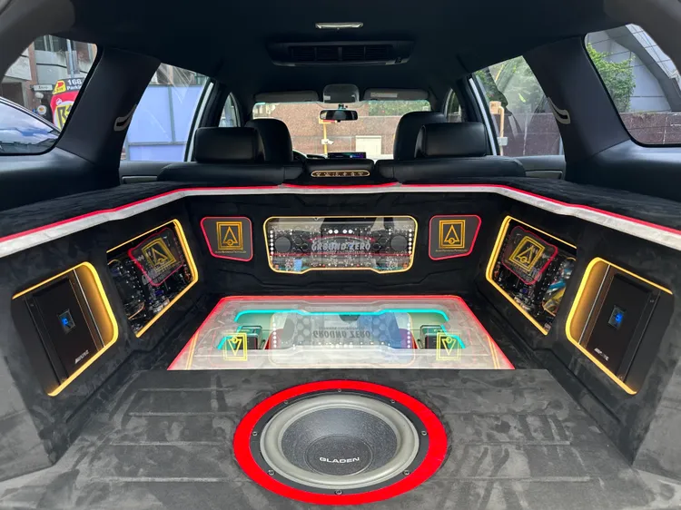 這輛 TOYOTA Wish 的系統專門針對亞洲三大賽的『無限制』改裝組所打造而成，目的在挑戰汽車音響改裝的天花板。業者提供