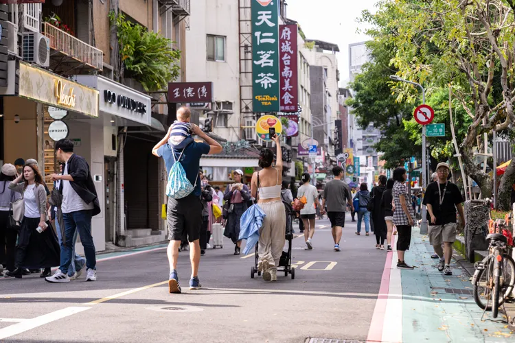 陽光灑落的永康街假日徒步區，行人悠遊其間，未來是否能成為日常，仍有待政策落實。台北市交通局提供