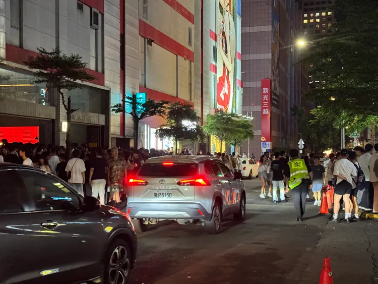 民眾與進出車輛頻繁擦身而過，週末夜間壅擠情況加劇。張綵茜攝