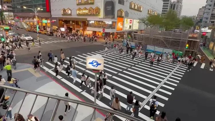 中山區南西商圈設置的超寬斑馬線，原意在改善人流動線，實施後因人車爭道混亂而引發爭議。翻攝台北市交工處官網