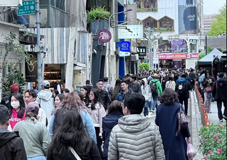 雖規定持通行證可進出，實際上南京西路23、25巷封街後人流密集，車輛通行大受影響。台北捷運公司提供