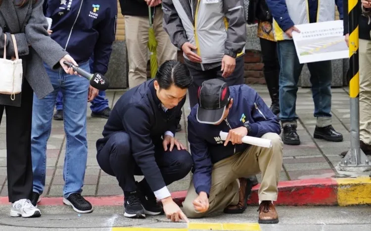 蔣萬安上任後推動多個行人友善政策，卻接連踢到鐵板。北市府提供