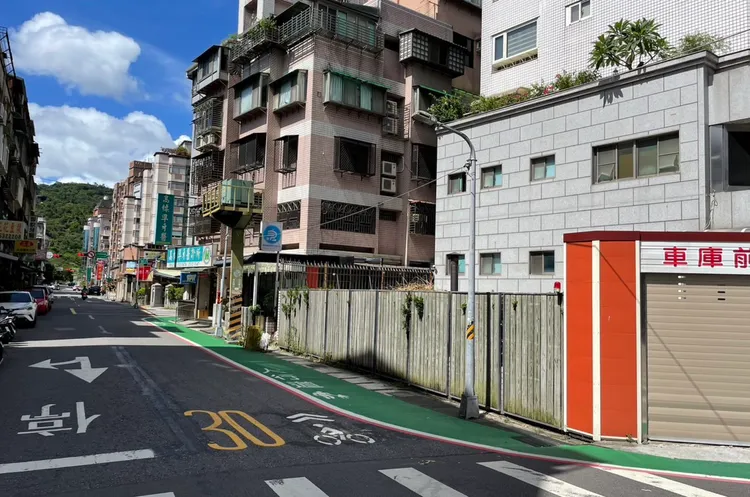 台北市今年度的標線型人行道實體化完成率僅6%，無法施作的理由五花八門。台北市交通局提供