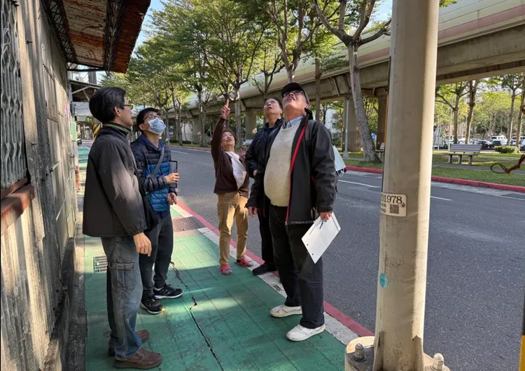 交通局人員至現場勘查人行道改善可行性，但相關提案多數遭地方否決。台北市交通局提供