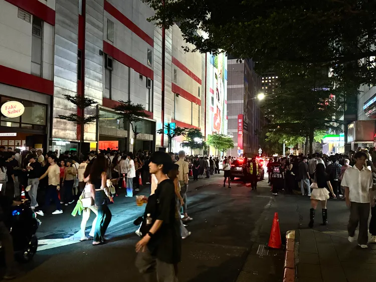 儘管交通局說已增派人力與設置錐體控管車流，街頭仍是「人在巷中走、車如流彈飛」。張綵茜攝