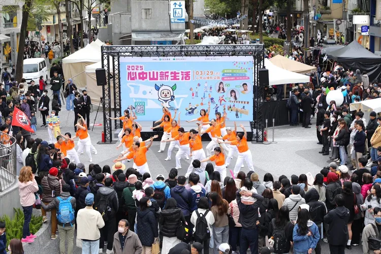 心中山線型公園兩側道路曾限時封街，評估設置長期徒步專區的可行性。台北捷運公司提供