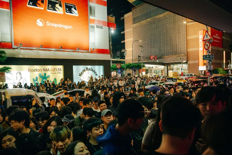 信義區週末夜晚人潮擁擠、音樂聲四起，宛如戶外夜店。本色音樂提供