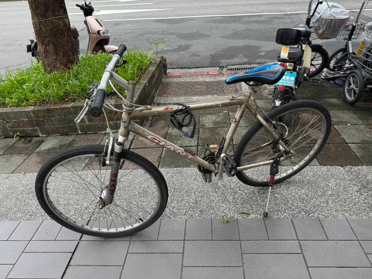 遭撞的单车。警方提供