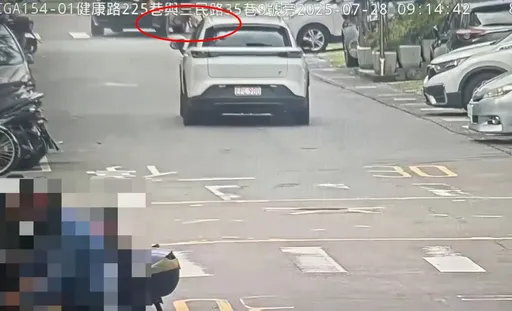 78歲翁出事了!開勞斯萊斯撞單車族 再撞分隔島