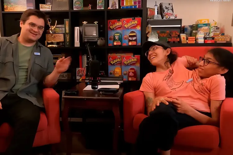 連體雙胞胎姊妹在Youtube影片中分享喜訊。翻攝畫面