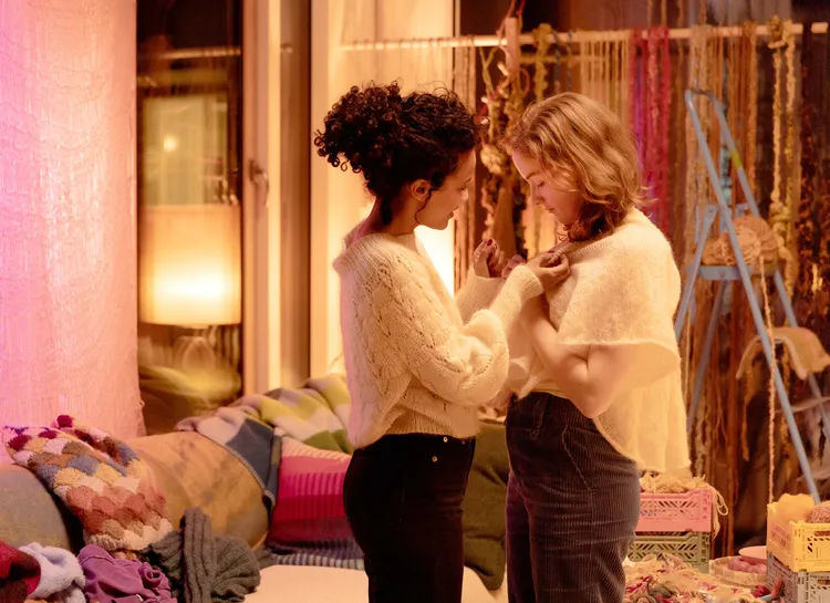 《關於夢(性與愛)》藉「針織」將一對女女師生戀詮釋得十分迷人。海鵬影業提供