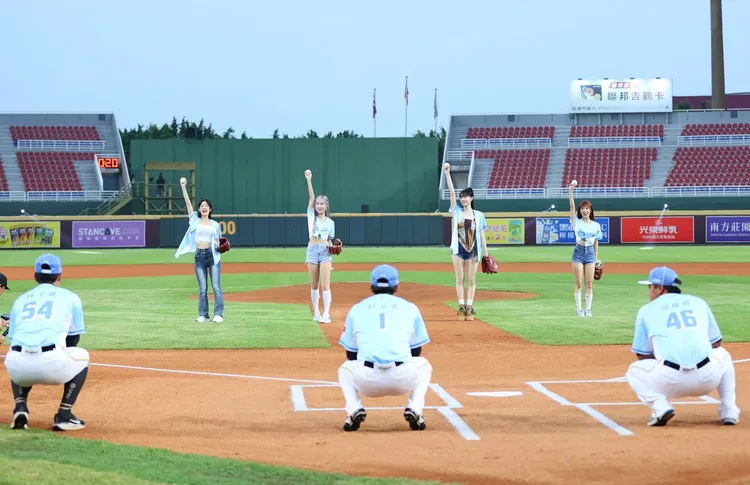 李瑩珠、LUVSSI(Rina)、LUVSSI（Song)、甜心合體開球。隻魚文創提供