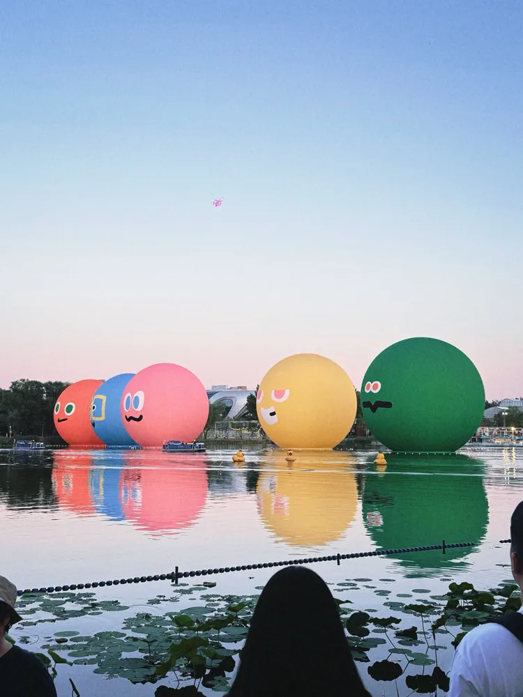 北京朝陽公園巨型五球不管白天、晚上都好拍。相信音樂提供