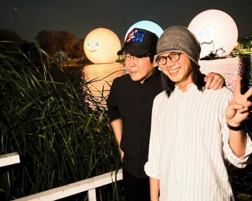 粉丝踩点MAYDAYLAND 天团成员隐身人群还偷捧怪兽「小蛋蛋」