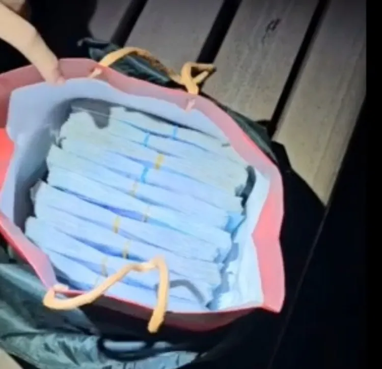 淡水警方成功攔阻200萬元，險些被詐團車手帶走。翻攝畫面