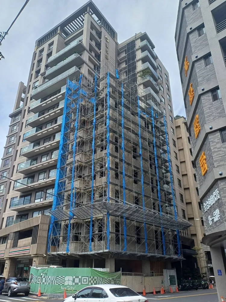 工地施工架帆布應收束降到風壓。勞工局提供