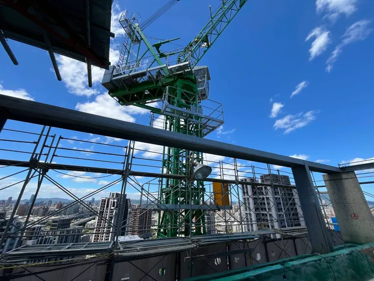 建築工地塔式起重機應釋放旋轉煞車馬達，避免吊臂負載過大。勞工局提供
