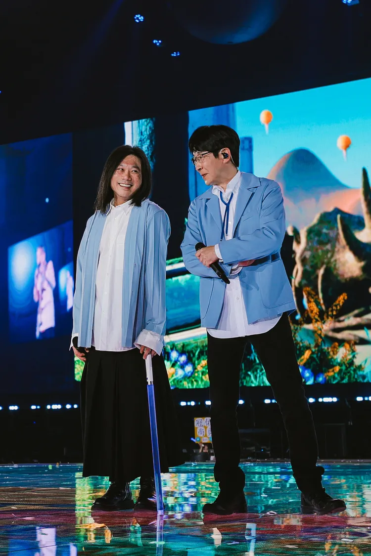 瑪莎（左）笑認回到家太放鬆，難免彈錯了。相信音樂提供