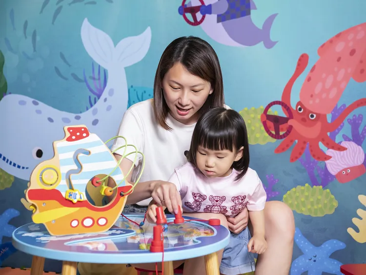 台北遠東香格里拉「海灘童樂園」專為小小孩設計，提供豐富遊具，讓孩子們盡情玩樂，釋放無限活力。台北遠東香格里拉提供