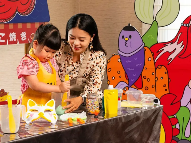 台北遠東香格里拉「史萊姆實驗工坊」每日規劃不同主題課程，讓孩子親手調配、捏塑，培養創造力與動手能力。台北遠東香格里拉提供