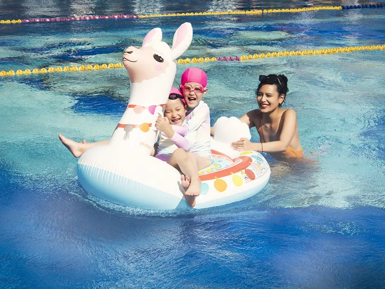 台北遠東香格里拉7/5至8/31，在七樓戶外夏季泳池舉辦「ALOHA夏日池畔派對」，住客可享限定優惠價。台北遠東香格里拉提供