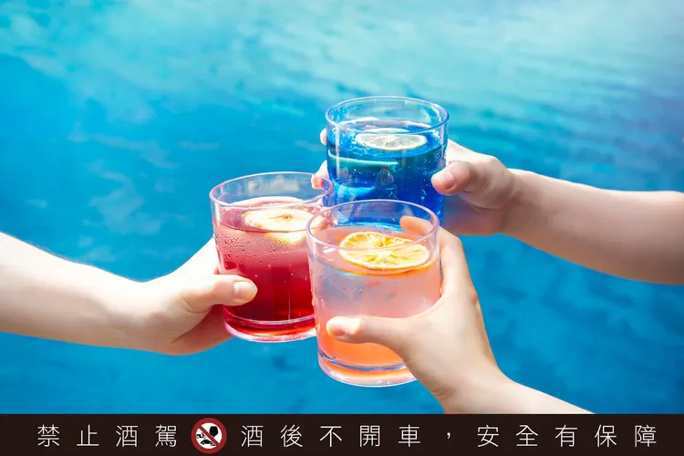 台北遠東香格里拉「ALOHA夏日池畔派對」，提供池畔無限暢飲特調。台北遠東香格里拉提供