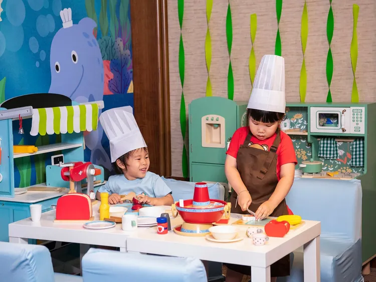 台北遠東香格里拉「尼莫小廚房」讓孩子化身小小廚師，使用迷你廚具體驗擬真烹飪過程，並結合蔬果市集購物車，從小培養對烹飪的興趣及角色扮演樂趣。台北遠東香格里拉提供
