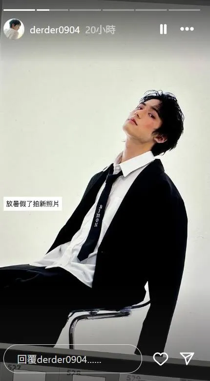 德德趁暑假拍新照片。翻攝德德IG