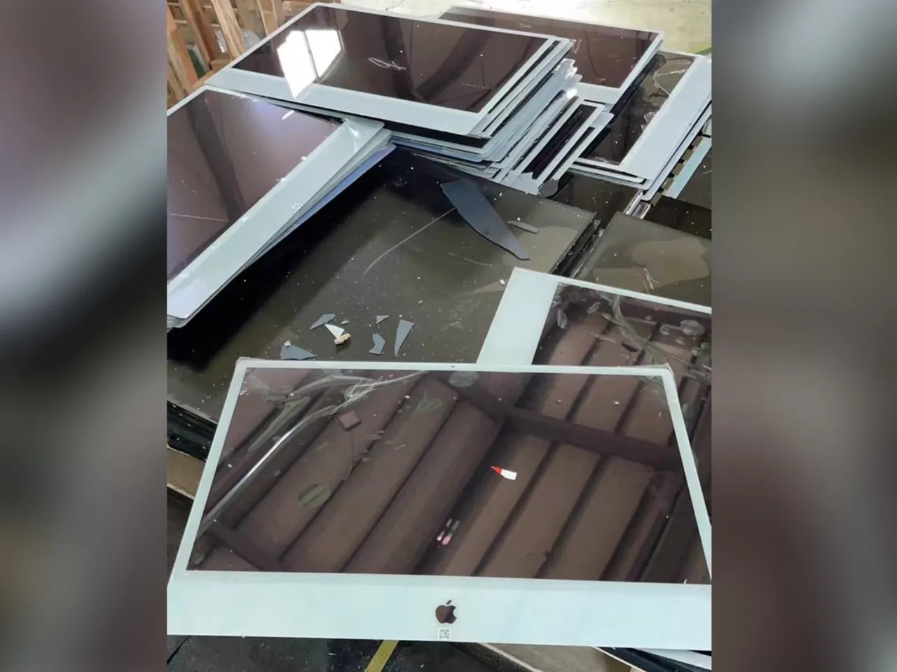 M1 iMac原本也有为下巴处设计Apple logo。翻摄Kosutami X