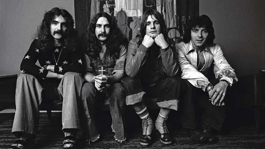 奥兹奥斯本(右二)担任「黑色安息日」主唱出道。翻摄blacksabbath IG
