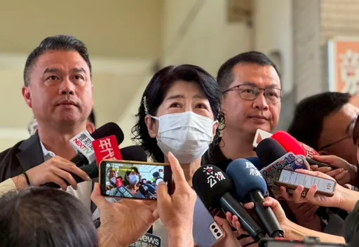 陈佩琪由罗智强陪同投票!吐心声:少了柯文哲蛮沮丧