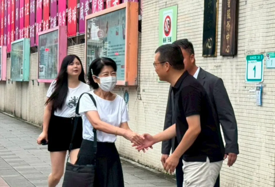 罗智强(右)陪陈佩琪(左)投票。罗智强立委办公室提供