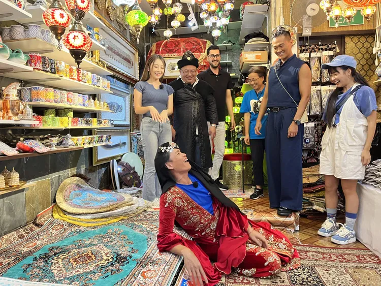 黃鐙輝（前）在新加坡詮釋演繹中東風格女裝，讓大家笑聲不斷。公視台語台提供