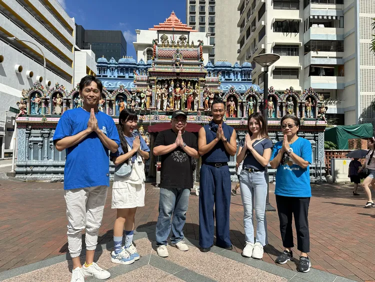 黃鐙輝（左起）、籃籃、TONY、林俊逸、若潼、台語老師一起在新加坡的印度廟前合影。公視台語台提供