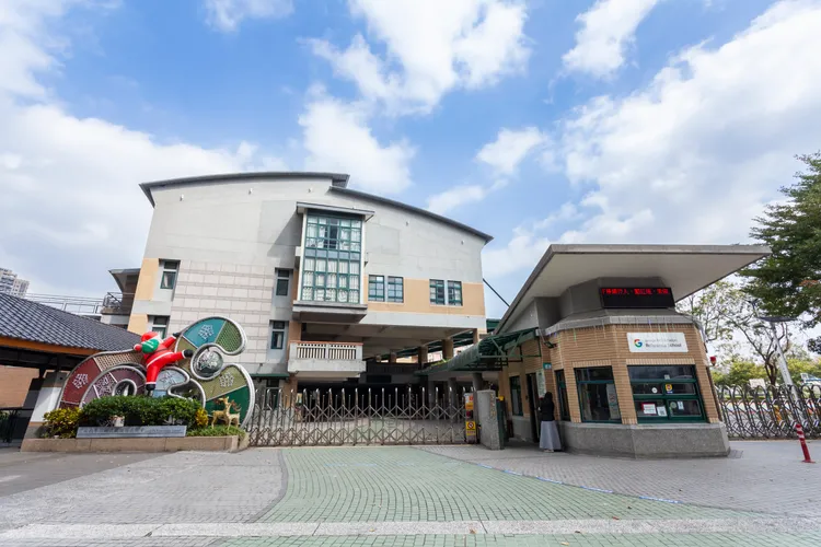 「北大悠揚」位於北大國小與龍埔國小(圖)雙學區宅。北大悠揚提供