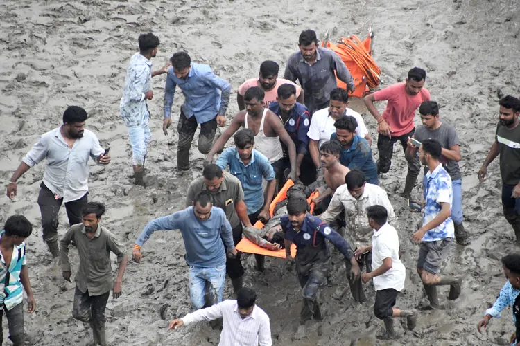 印度橋樑斷裂後，民眾搶救落水者。路透社