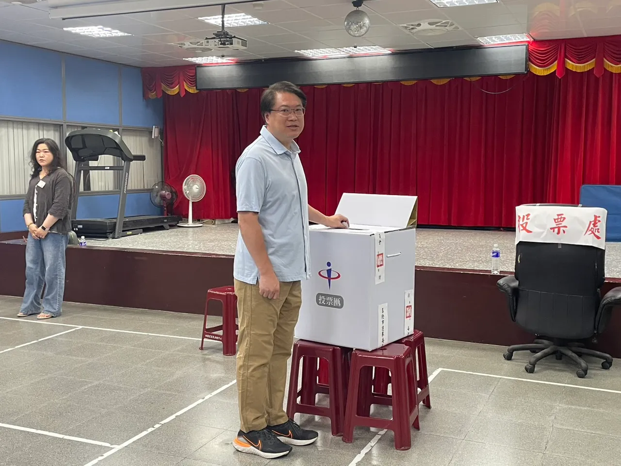 民进党秘书长林右昌今天上午10时许已回到基隆住处完成投票。叶先鹏摄