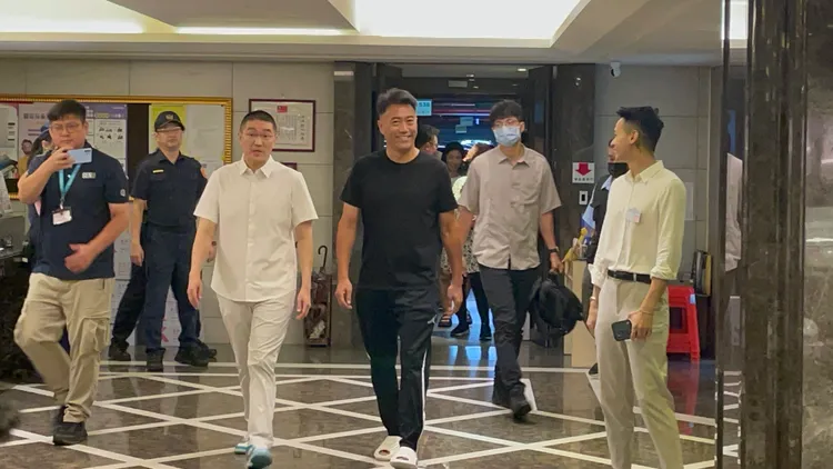 身穿便裝的林沛祥一早在謝國樑陪同下完成投票。葉先鵬攝