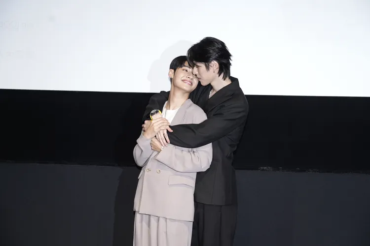 王君豪（左）和成晞互動親密自然。攝影中心攝