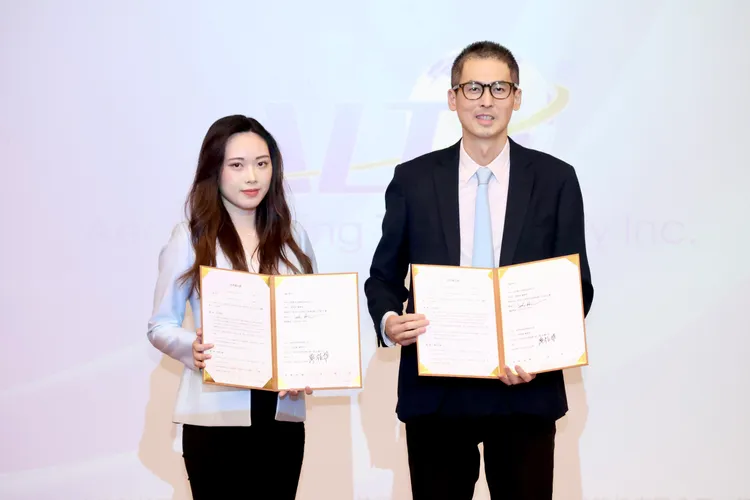 浩然科技幕僚長廖柏雅(左)及冠西電子總經理黃琮善(右)簽約畫面。莊宗達攝