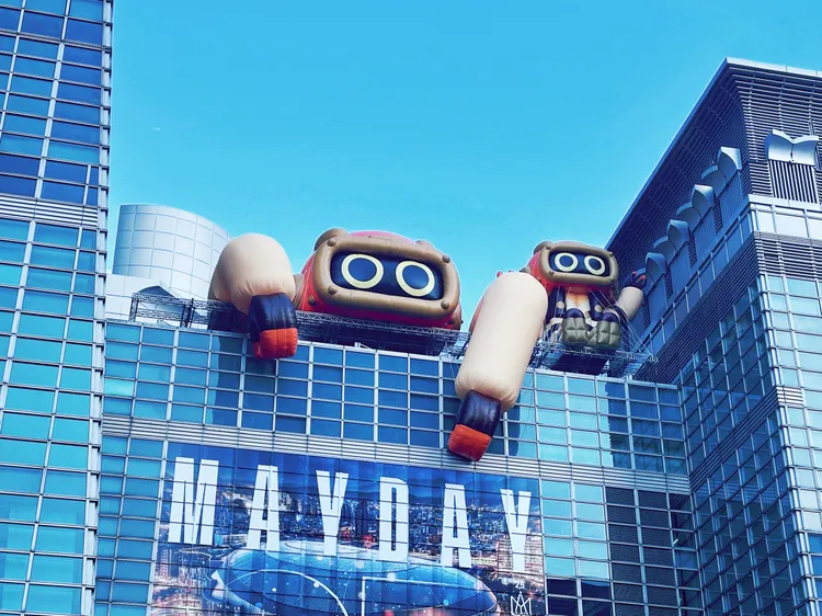 以五月天愛貓菜頭粿為原型打造的巨大喵星人，萌登台北101釋放可愛力量。相信音樂提供