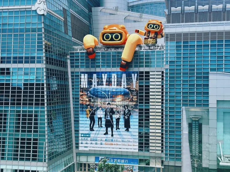 MAYDAYLAND新打卡點曝光，巨大喵星人萌登台北101。相信音樂提供