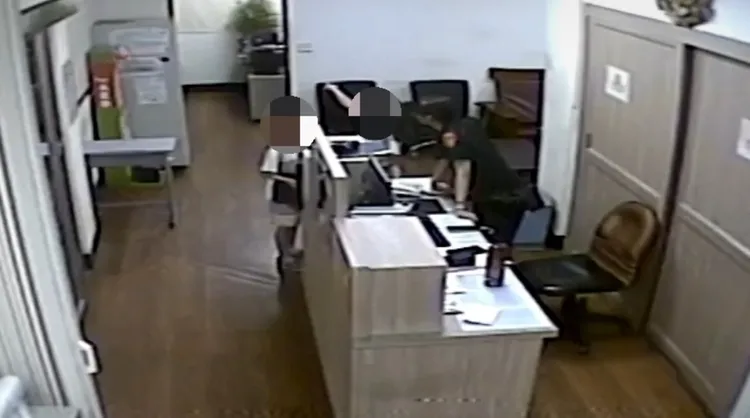 姊弟到派出所報案求助。翻攝畫面