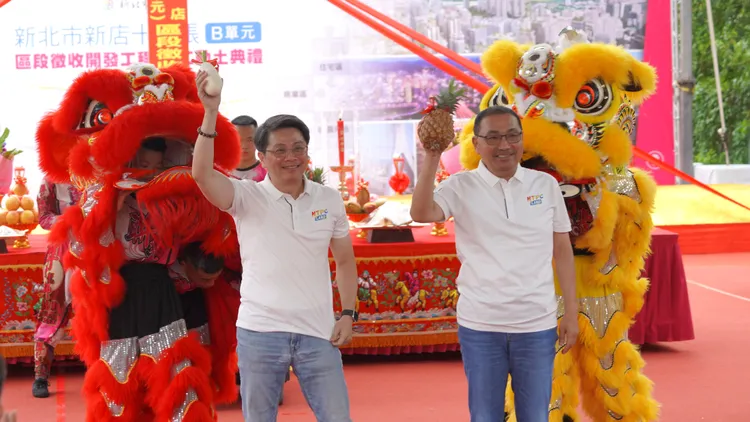 新北市長侯友宜(右)與地政局長汪禮國(左)接下彩頭象徵工程順利。地政局提供