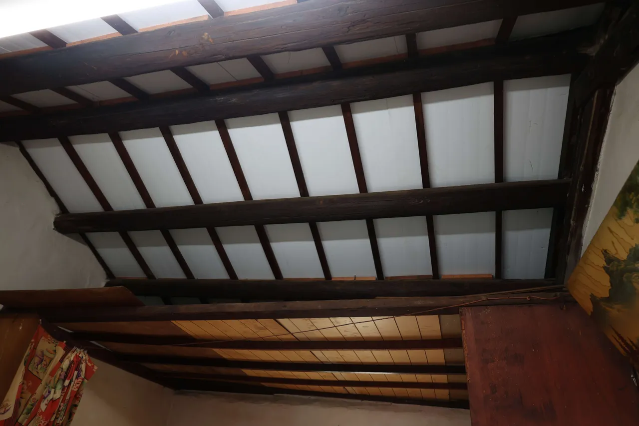 蘇大哥屋頂遭颱風掀落,如今重新蓋好後更為美觀安全。縣府提供