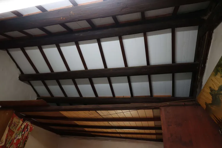 蘇大哥屋頂遭颱風掀落，如今重新蓋好後更為美觀安全。縣府提供