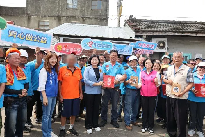 雲林縣長張麗善致贈禮盒給尤瑞豊理事長表達感謝之意。縣府提供