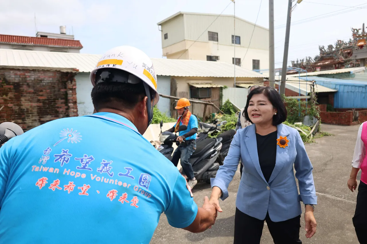 台灣希望義工團理事長尤瑞豊盛讚張麗善是一名非常用心的縣長,每次看到她胸前佩戴的日頭花,都讓人感到特別溫暖。縣府提供