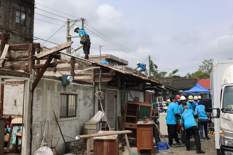 台灣希望義工團理事長尤瑞豊親自帶隊，60位義工夥伴從全台各地集結，以最快速度完成屋頂修復。縣府提供